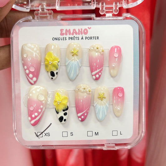 Press On Nails Naya EMANO – Ongles faits main rose et bleu pastel avec fleurs jaunes et strass