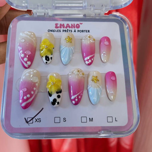 Press On Nails Naya EMANO – Ongles faits main rose et bleu pastel avec fleurs jaunes et strass