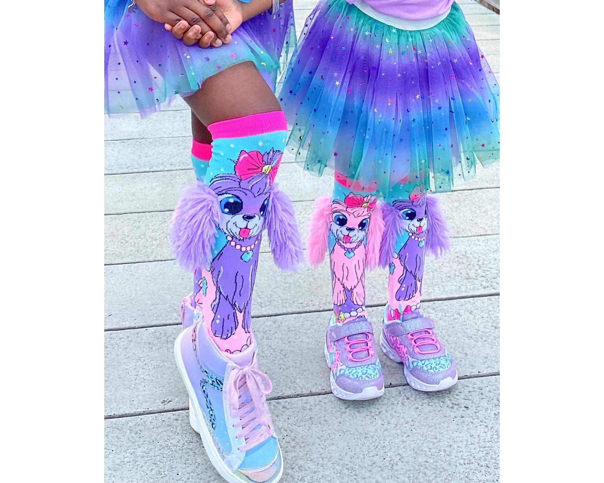 Salut, je m'appelle Coco et j'habite au pays des merveilles des chaussettes colorées. 