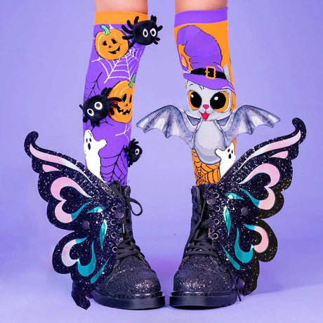 Chaussettes Halloween violettes et orange avec araignées en peluche 3D, chauve-souris ailée, fantômes et citrouilles.