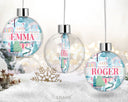 Une décoration de Noël personnalisée avec le prénom de votre choix, ornée de motifs festifs pour illuminer votre sapin et votre maison.