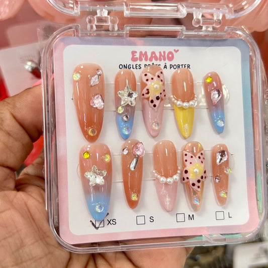 Press On Nails Isadora EMANO – Ongles faits main nude avec strass, perles et fleurs