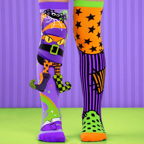 Chaussettes Witch Hat Halloween avec chapeau de sorcière aux yeux jaunes, araignée et détails en relief 3D.
